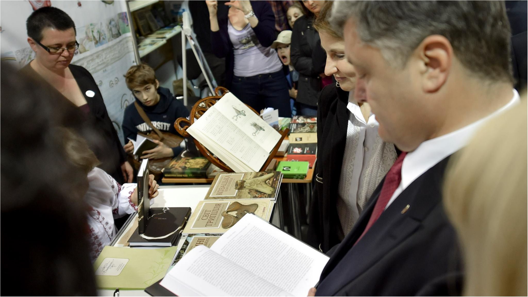 Порошенко назвав ТОП-6 улюблених українських книг 2017 року