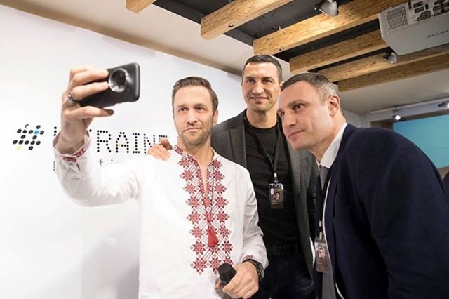 Братам Кличко вручили нагороду в Давосі