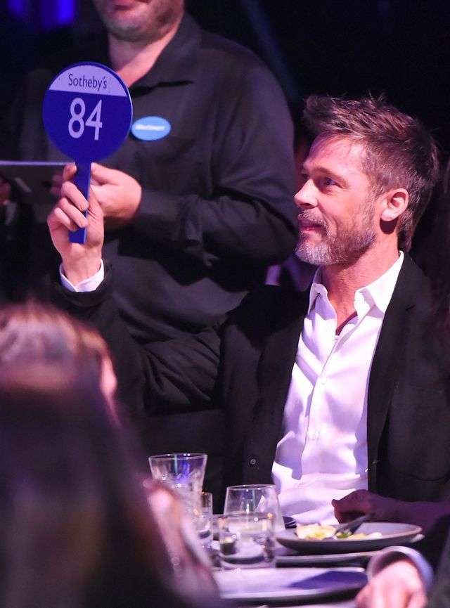 Бред Пітт був готовий викласти 120 тисяч доларів за побачення з Емілією Кларк - фото 219753