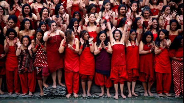 Як пройшло священне купання у Непалі: вражаючі фото - фото 222143