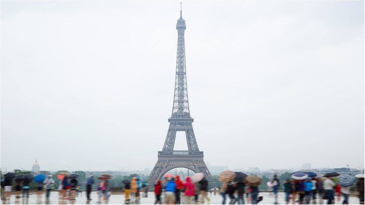 У Парижі Сена вийшла з берегів: з'явилося відео