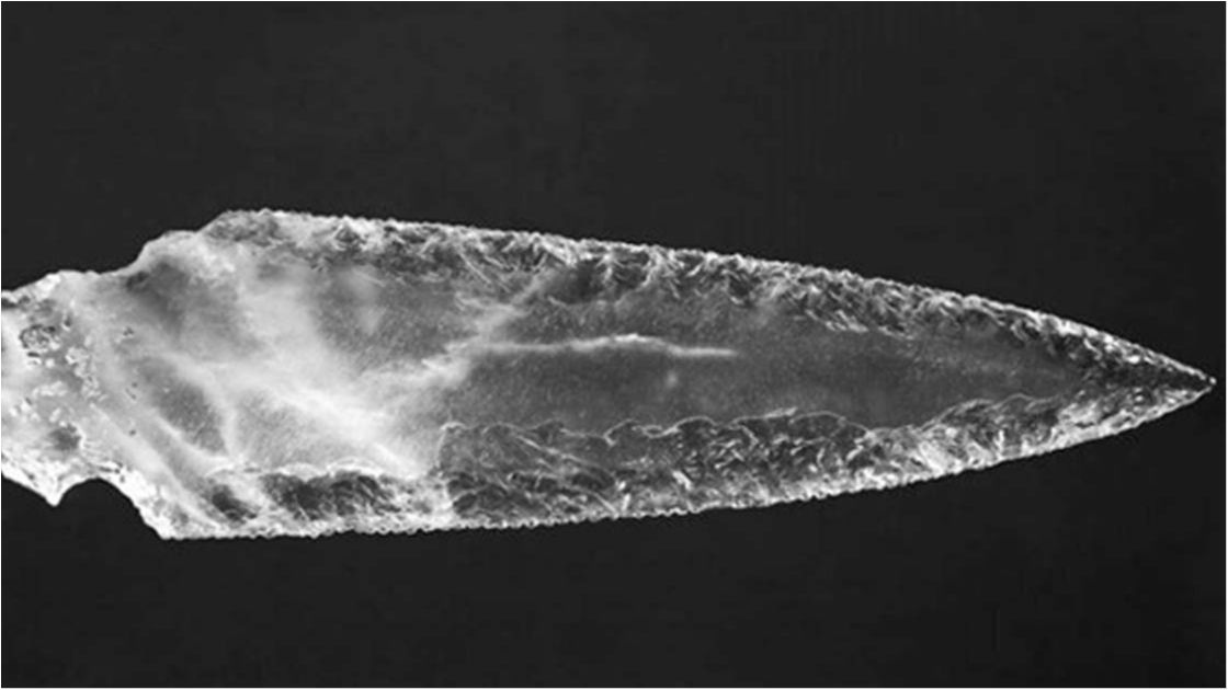 Виявлений кришталевий кинджал має довжину 214 мм - фото 1