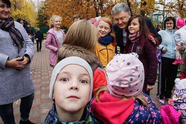Порошенко з дітьми прикордонників - фото 218706