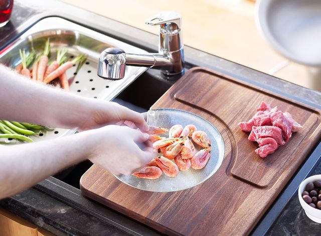 Раковину на кухні варто мити кожного тижня - фото 222771