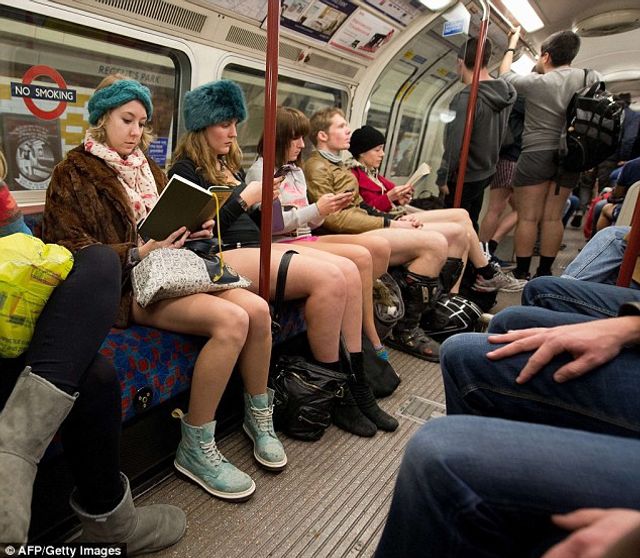 У метро без штанів-2018 - фото 219575