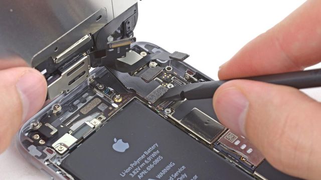 У США запропонували заборонити смартфони з незнімними батареями - фото 224263