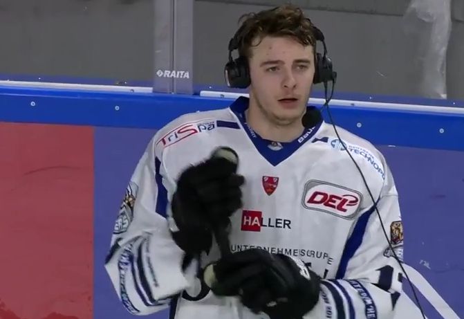 На хокеїста наїхав льодовий комбайн: відео потрапило в прямий ефір