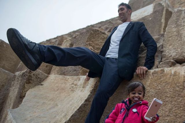 Фото зустрічі найвищого чоловіка і найменшої жінки підкорило мережу - фото 224111