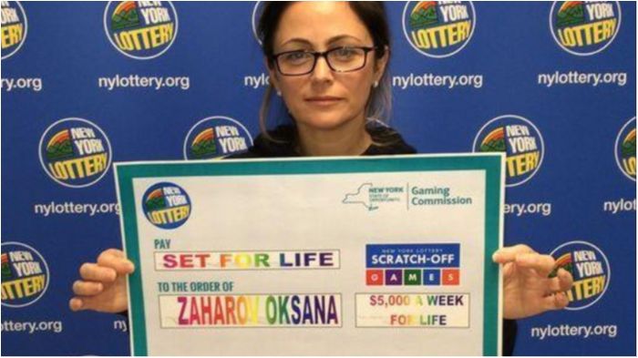 Жінка вирішила не забирати всю суму виграшу відразу - фото 1