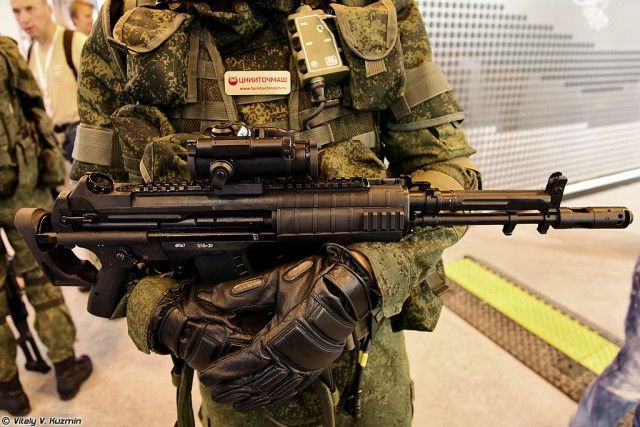 Взяти пістолетну рукоятку АЕК-973 до рук для стрільби зі складеним прикладом ніяк не вийде - фото 224501