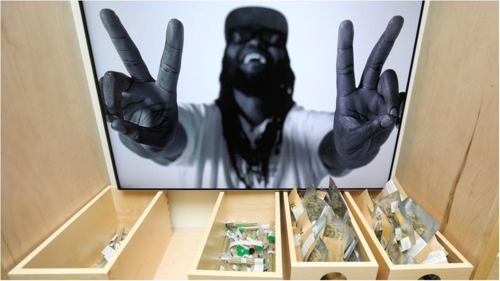 До магазинів із марихуаною вже вишикуються величезні черги - фото 1