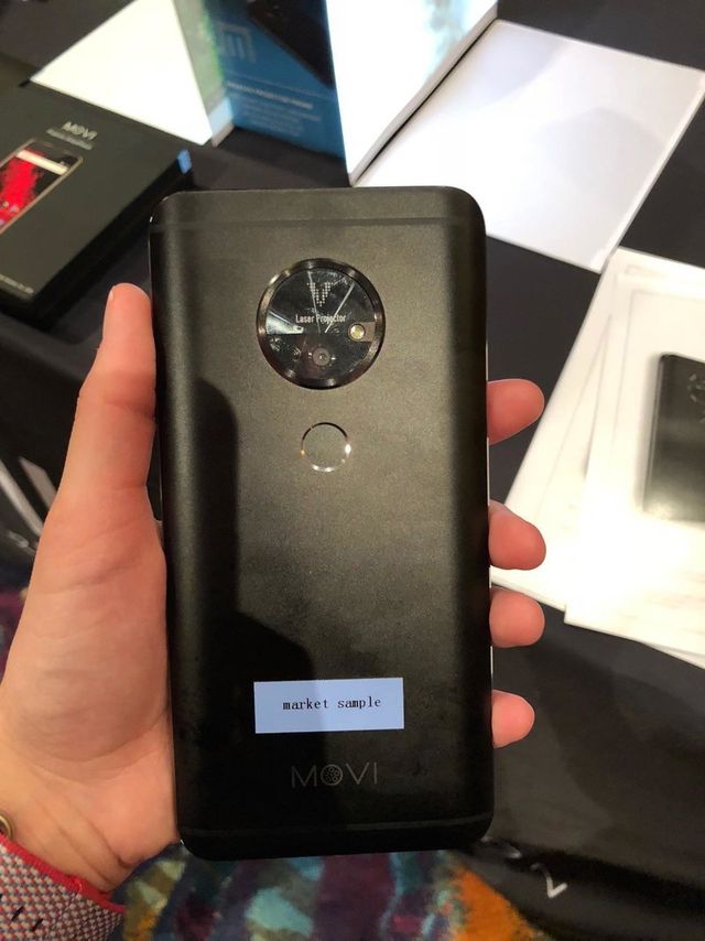 Moviphone показав смартфон з проектором - фото 220341