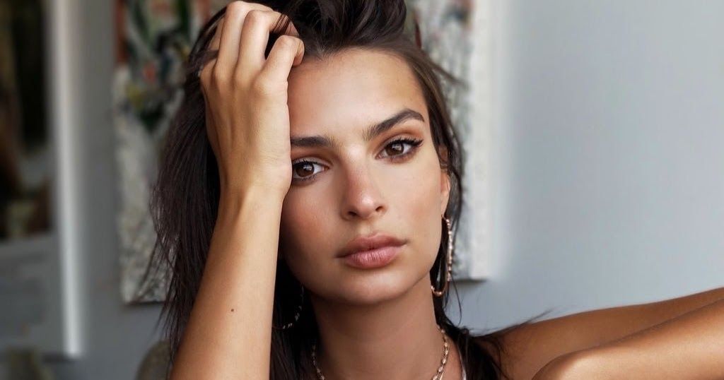 Народження богині: Емілі Ратажковскі повністю позбулась одягу - фото 1