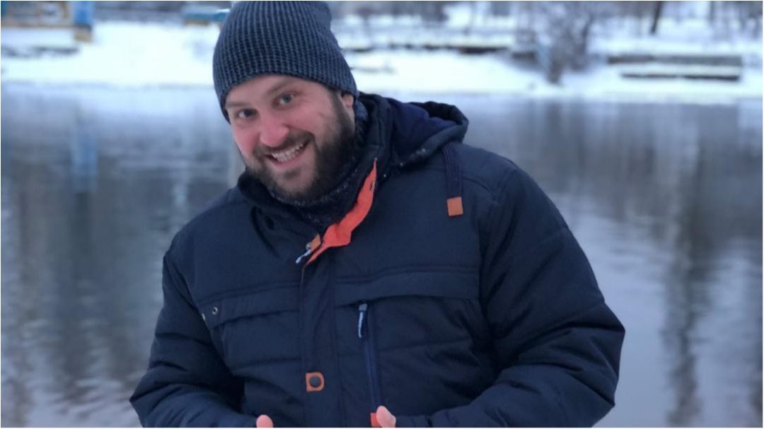 Ведучий Радіо МАКСИМУМ занурився в крижану воду на Водохреще 2018: відеофакт