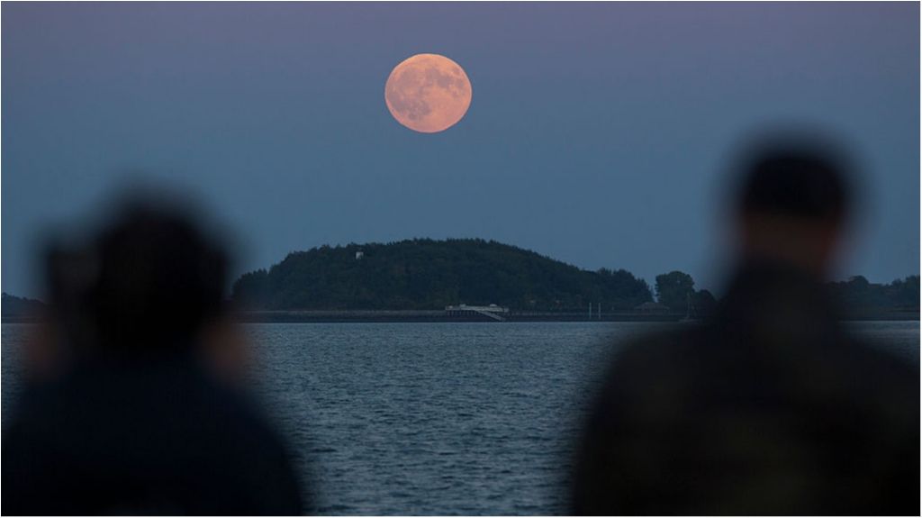 31 січня зійдуться місячне затемнення, супермісяць і блакитний Місяць - фото 1