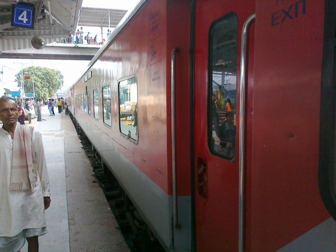 Не для слабкодухих: індус зняв на відео, як його збиває потяг