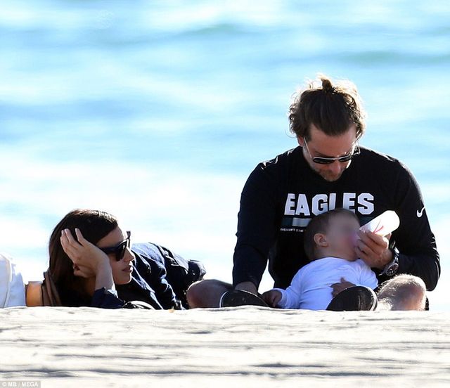 Ірина Шейк з чоловіком і донькою - фото 223280