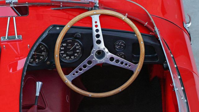 Jaguar D-Type 1956 року випуску - фото 219345