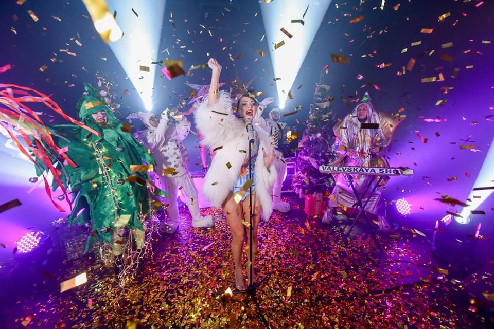 Напівоголена Наталія Валевська представила новорічний кліп