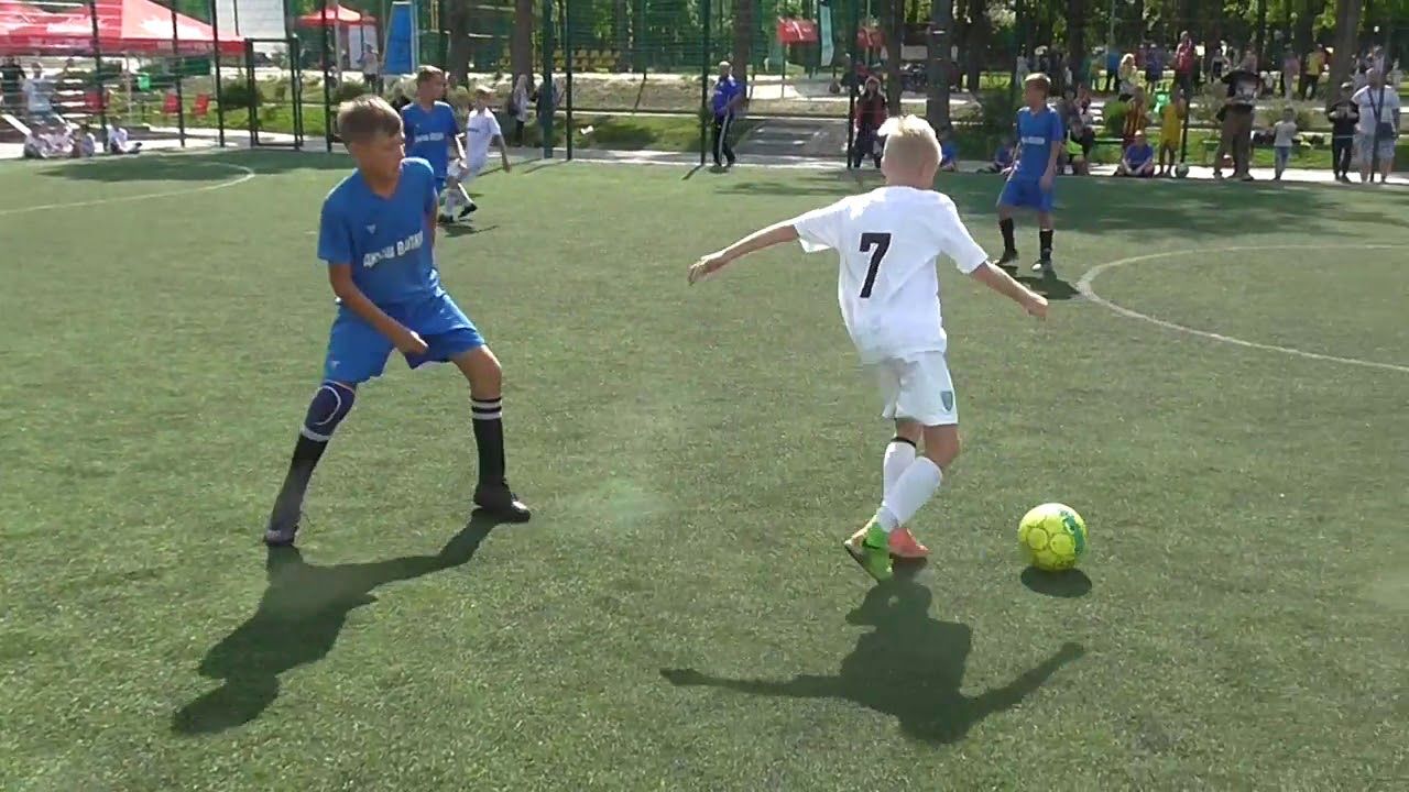 11-річний "український Мессі" забив чудовий гол, вразивши навіть арбітра: відеофакт