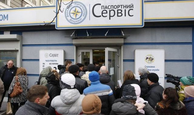 Черги за біометричними паспортами - фото 223706