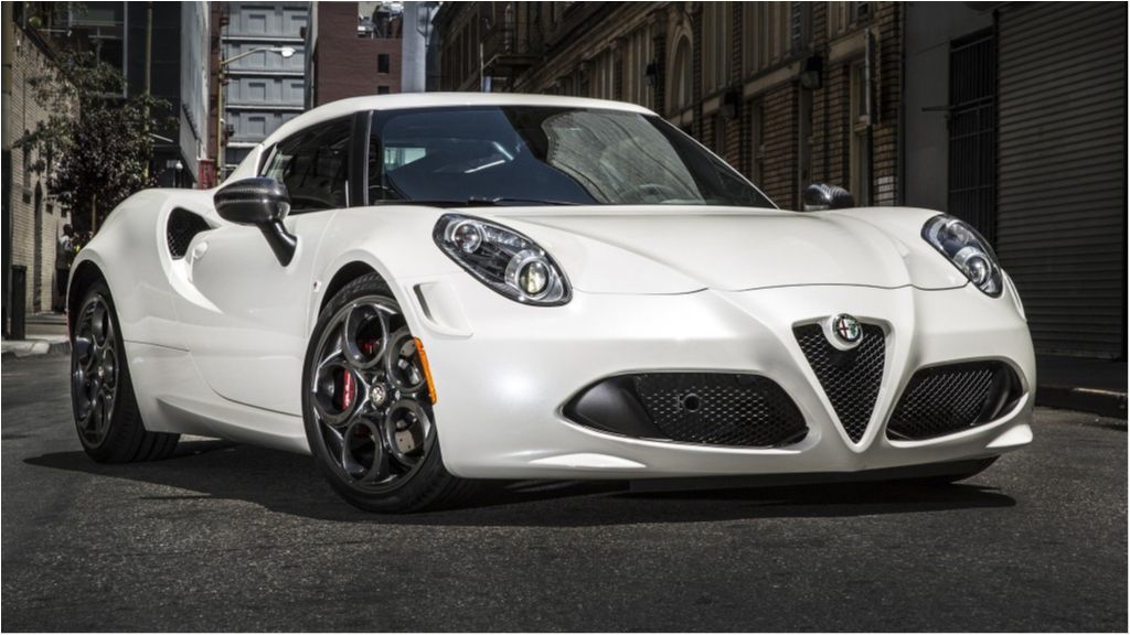 Водій не боїться їздити на Alfa Romeo 4C взимку - фото 1