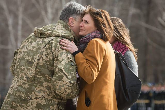 Порошенко з дружиною Героя - фото 218696