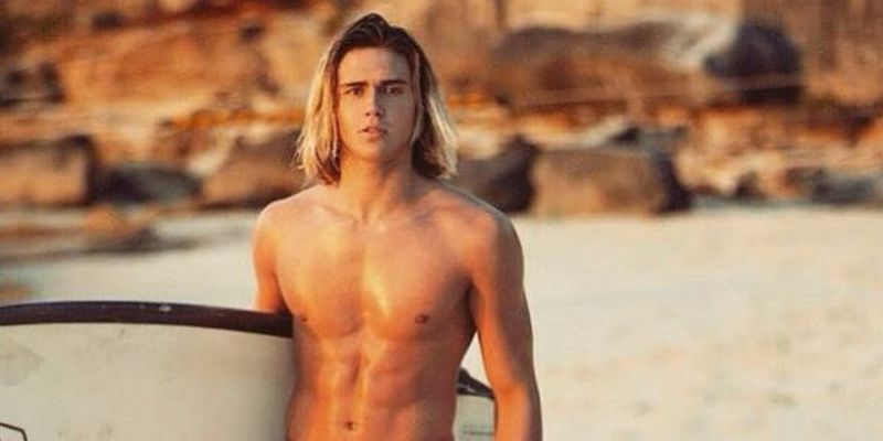 Чоловік з вродженим дефектом грудей став моделлю