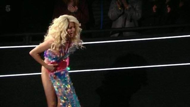 Австралійська телеведуча в прямому ефірі загубила спідницю - фото 1