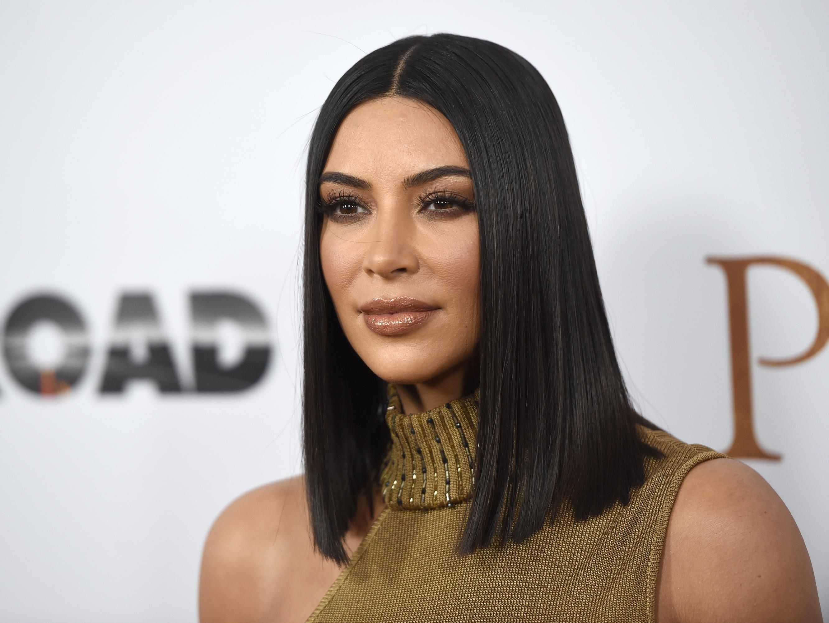 Кім Кардашян показала архівне фото з сестрою в юності - фото 1