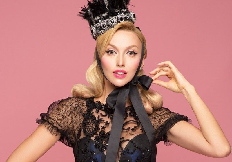 Полякова похизувалася яскравими фото у купальнику - фото 1