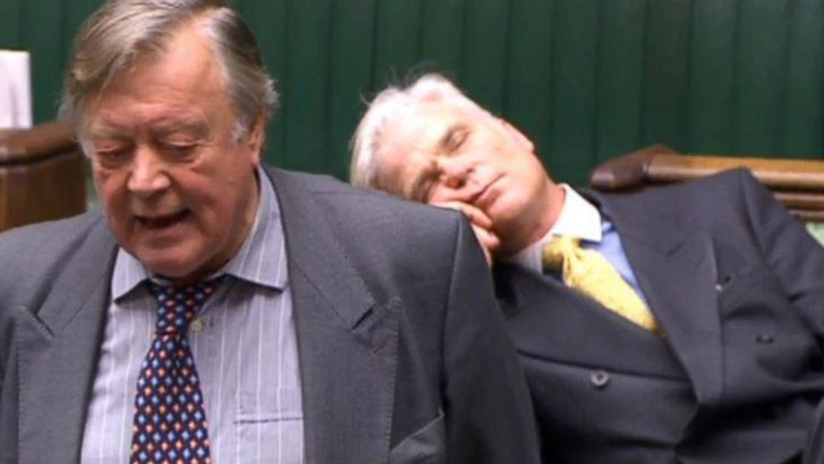 У Великобританії депутат заснув під час теледебатів - фото 1