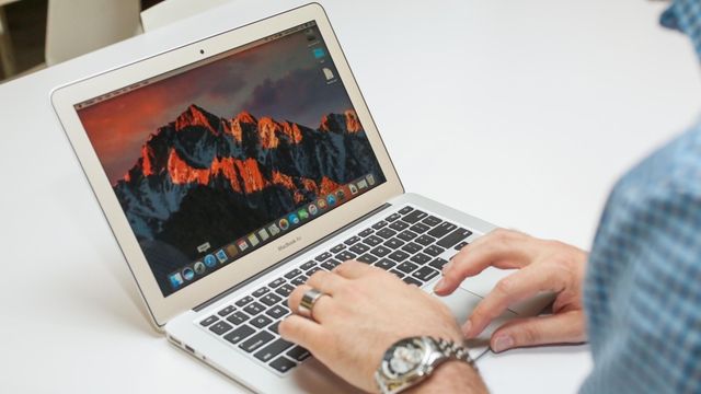 Apple випустить дешевий MacBook - фото 222996