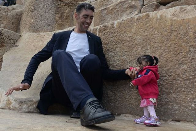 Фото зустрічі найвищого чоловіка і найменшої жінки підкорило мережу - фото 224113