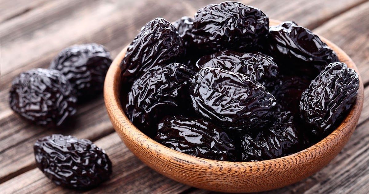 Медики розповіли, кому потрібно їсти чорнослив щодня - фото 1