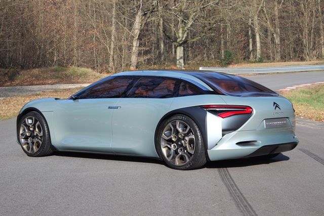 Citroen планує випуск футуристичного седана - фото 221766