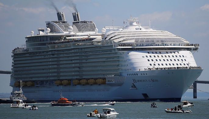 У порту Барселони пором врізався в круїзний лайнер - фото 1