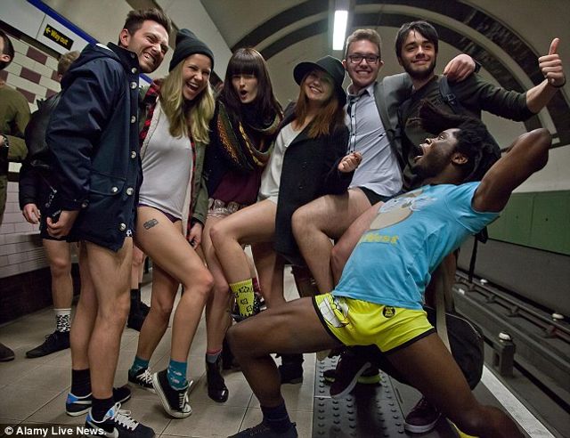 У метро без штанів-2018 - фото 219577