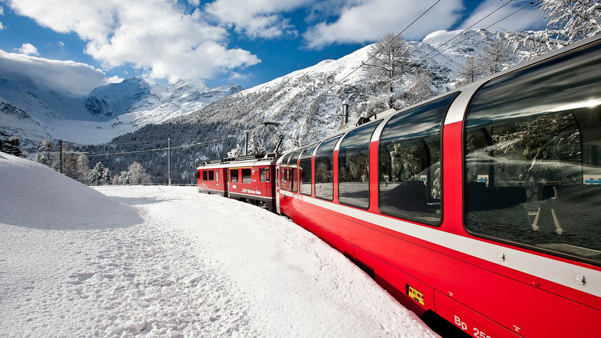 У Швейцарії поїзд здуло з рейок - фото 1