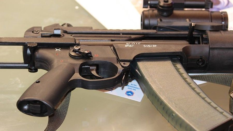 Безглуздо і нещадно: росіяни озброїлися гібридом АК і MP5