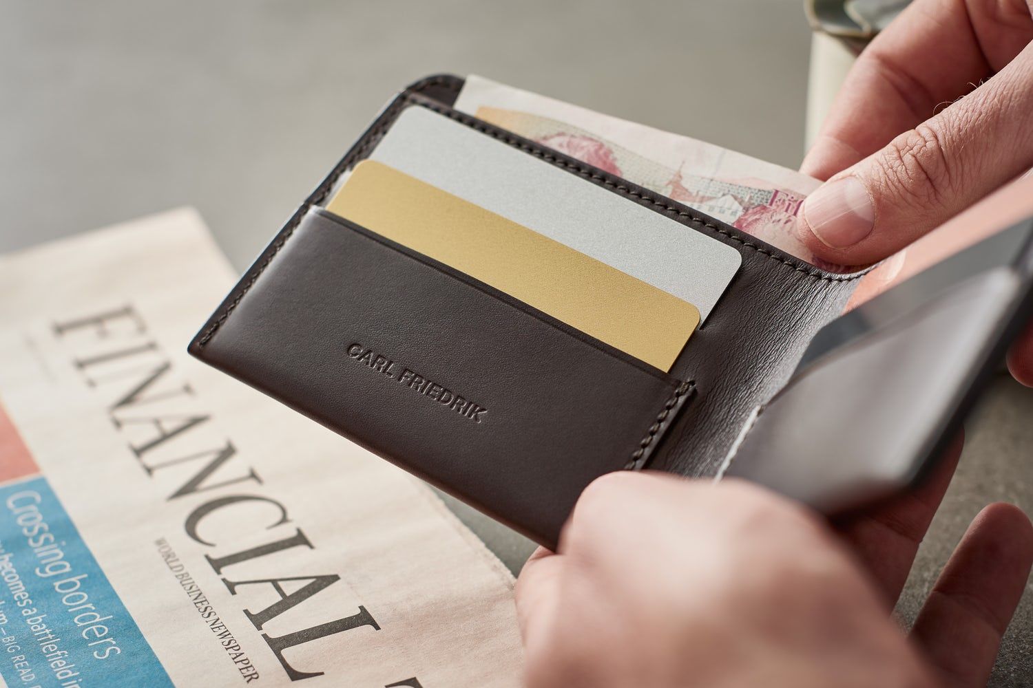 Медики назвали небезпеку, яка ховається у вашому гаманці - фото 1