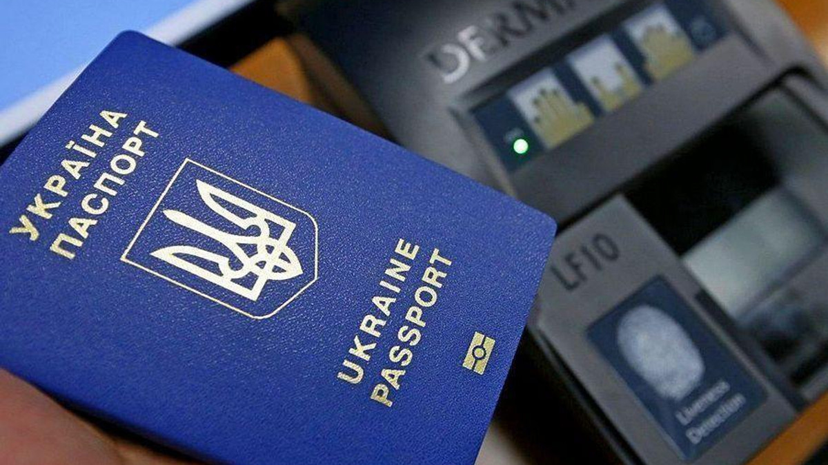 Названо період, коли зникнуть черги за біометричними паспортами - фото 1