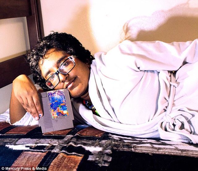 У США 20-річна дівчина заручилася з тетрісом - фото 1