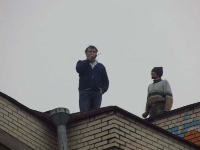 Саакашвілі нарешті пояснив, чому виліз на дах під час обшуків - фото 223090