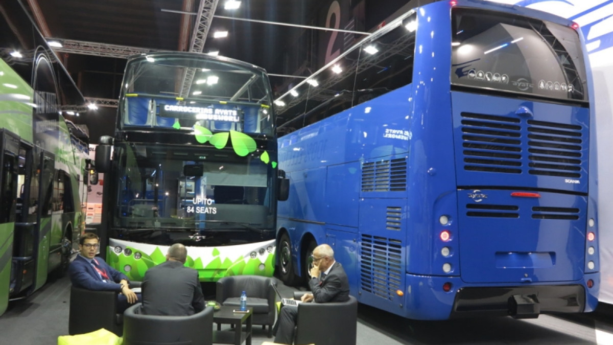 Презентовано дивовижний автобус з відкритим верхом – Ayats Bravo I R City - фото 1