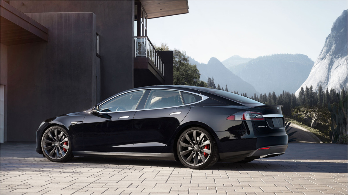 Tesla Model S перетворили в найшвидший броньований автомобіль у світі - фото 1
