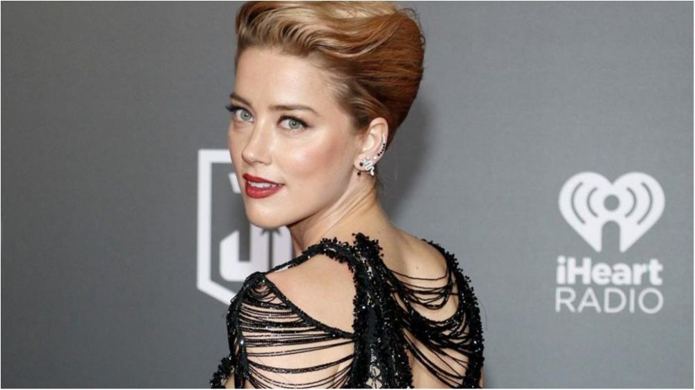 Колишня подруга Ілона Маска здивувала прозорою сукнею - фото 1