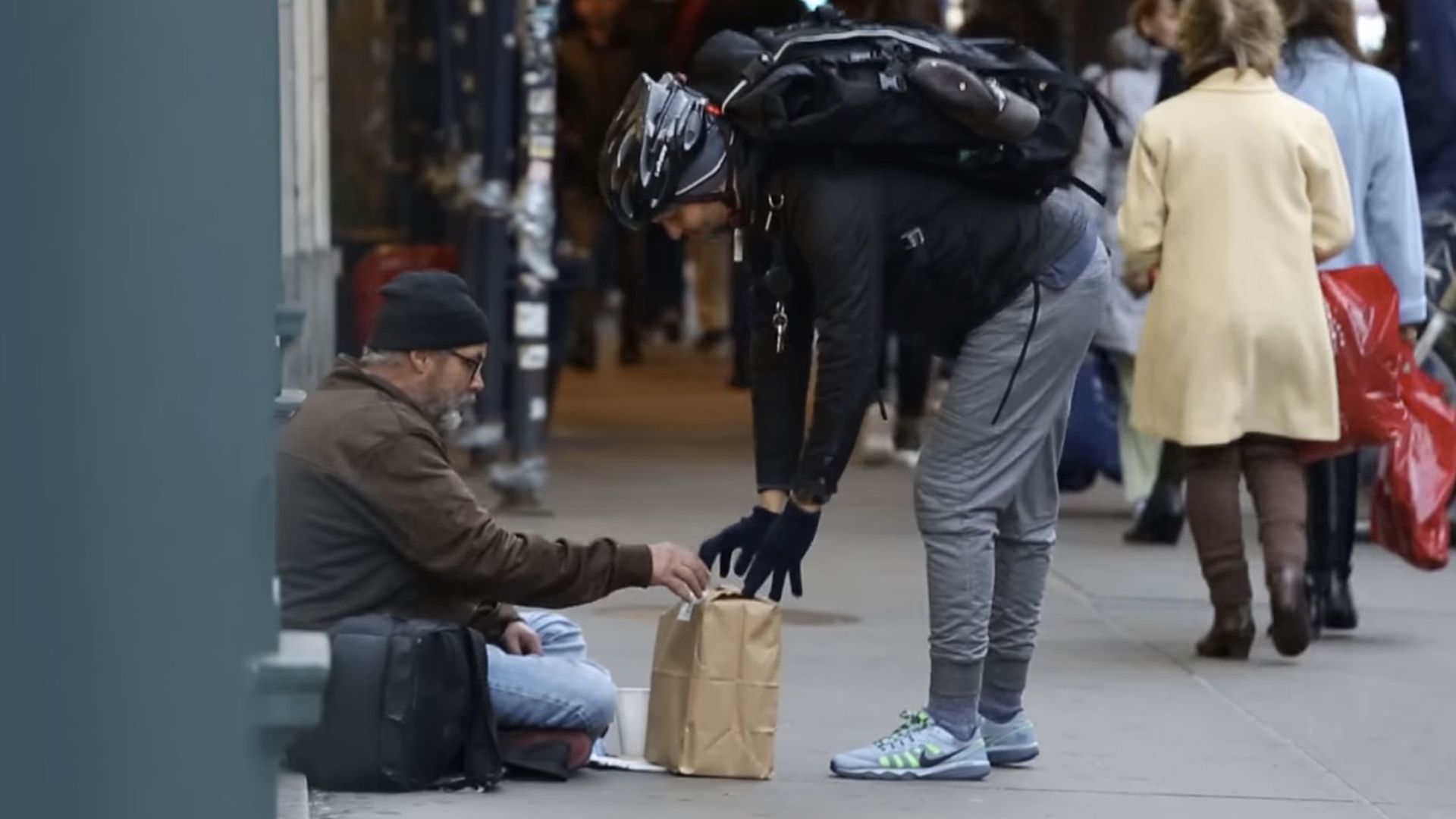 Житель Нью-Йорка замовив на Amazon подарунки безхатченкам: відеофакт