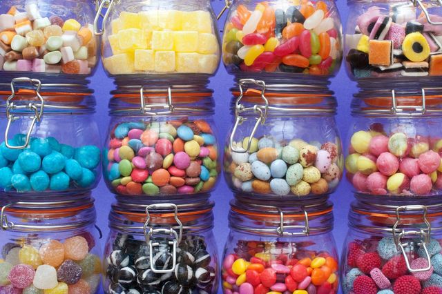 Названо небезпечні наслідки надмірного вживання солодощів - фото 222563