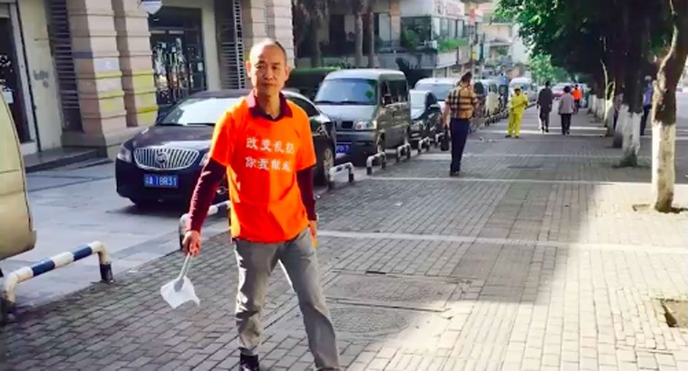 Китайський мільйонер щодня збирає сміття на вулиці - фото 1